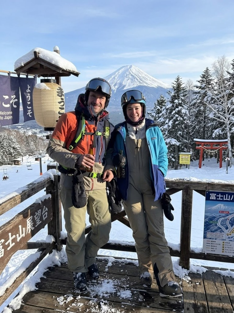 Mónica y Diego esquiando en Japón con el Monte Fuji